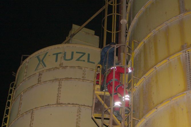 Gorska sluzba spasavanja spustila radnike Tuzla kvarca sa silosa 6