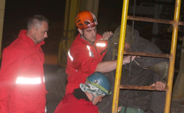 Gorska sluzba spasavanja spustila radnike Tuzla kvarca sa silosa 8